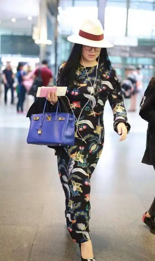 44岁李湘不服老,走机场穿印花连衣裙,贵妇范十足_身材_气质_风范