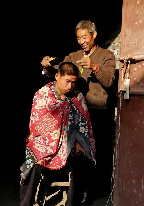 10年前农村是这样的剃头场景,6旬大娘给老伴剃了几十年
