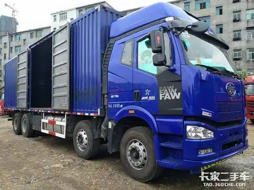 2年蓝色解放j6前四后八厢式载货车20万