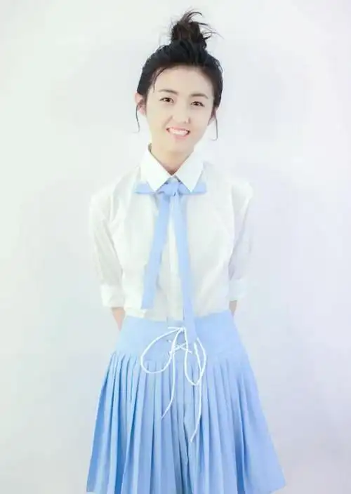 张子枫早该这么穿衣服了,学生搭配显稚嫩,更有一种稚嫩感
