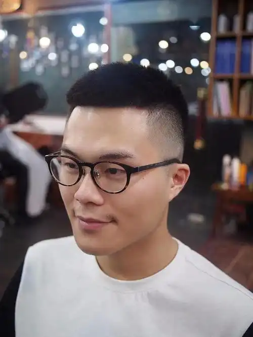 发型该怎么搭配,一直都是很多男生很纠结的问题,每次去理发店理发看着