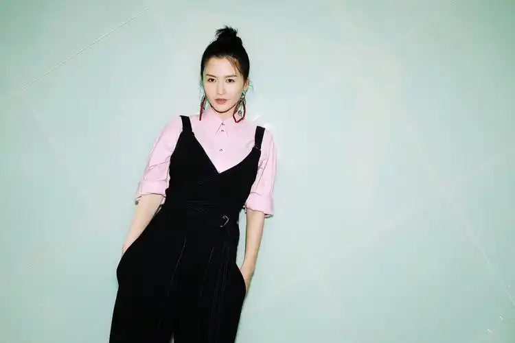 谭维维《跨界歌王》形象百变 耳环吸睛