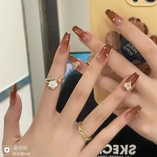 延长甲焦糖色网红风初秋钻梯形美甲图片