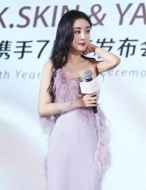 原创杨幂一袭高定紫色拖尾抹身材礼服裙完美演绎迷人气息