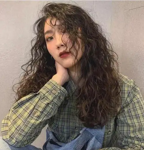 满头大卷卷发全烫,活力俏皮文艺青年范 - 发型图片网