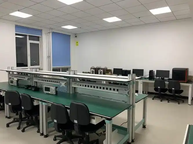 实践活动室设有电子实验台,工具实验台,3d打印机,台式钻床等实验设备