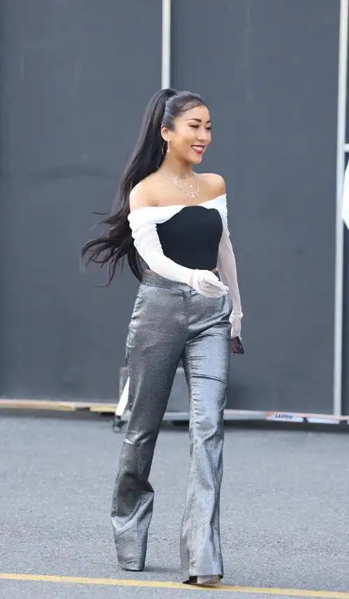 吉克隽逸踩13厘米高跟鞋后台练歌