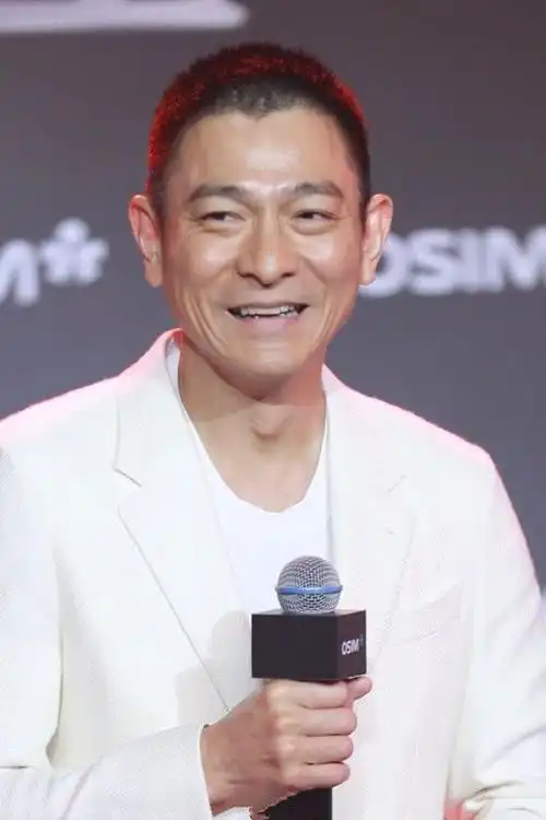 刘德华58岁仍旧帅穿白色西装搭九分裤再穿小白鞋可时髦了