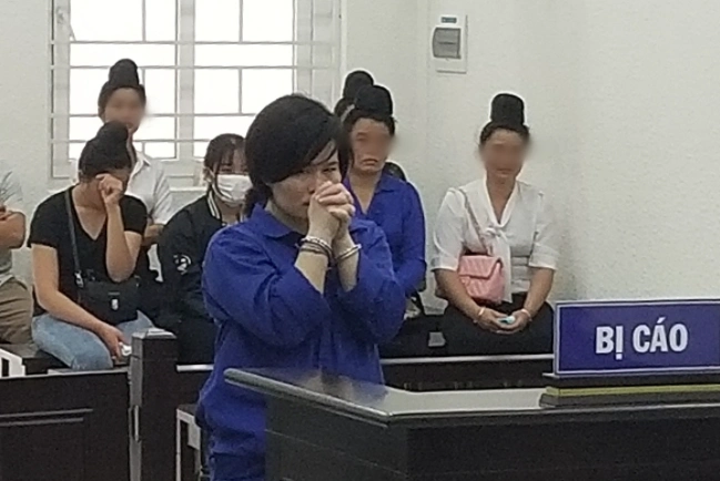 越南一女毒贩在法庭公开审理当得知被判处死刑女毒贩哭了