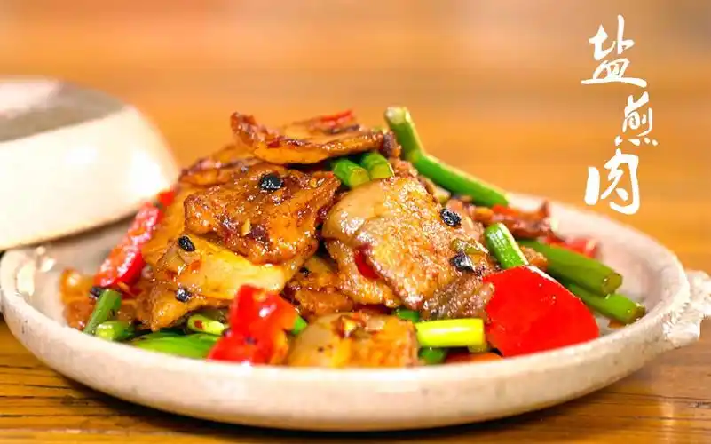 下饭盐煎肉两个简单的配料几种简单的混合两碗米饭都不够吃