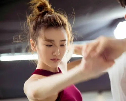 《新舞林大会》毛晓彤斗牛舞惊艳四座,红裙熠熠帅气又迷人