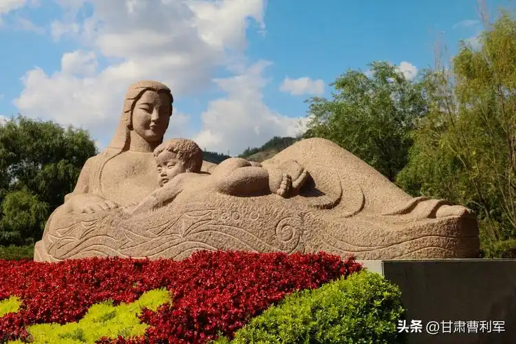 在兰州黄河南岸,有一雕塑,由"母亲"和一"男婴"组成构图,分别象征了
