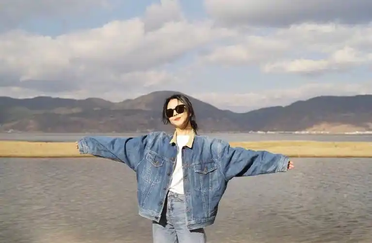 谭松韵晒海边随手拍 嘟嘴卖萌元气满满