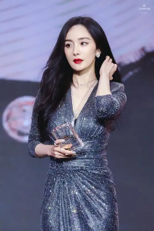 杨幂出席活动现场身穿bulingbuling闪闪发光长裙!