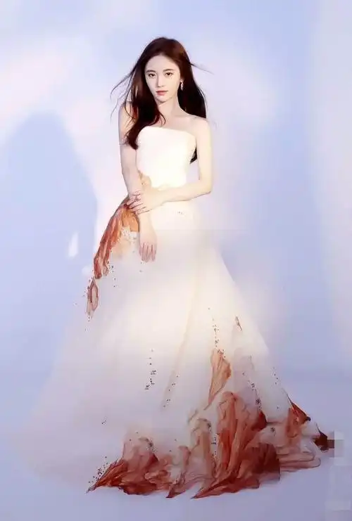 鞠婧祎穿纯白唯美礼服,看清她的裙摆下方,网友:锦鲤体质!