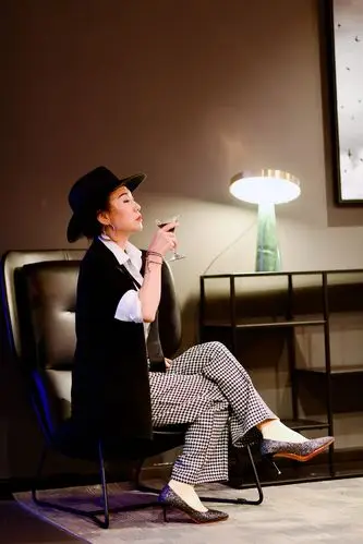 《让我们一起干一杯》室内灯光人像摄影