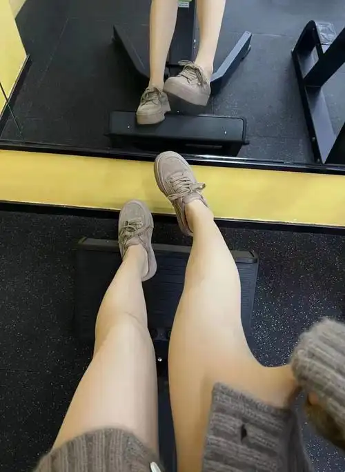 首先没有螺纹 然后很服贴不会鼓包也不掉裆还带点微微的压力显腿瘦!