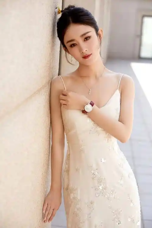 赵丽颖高调出席活动展现顶流人气!穿吊带裙生图封神,女人味好浓