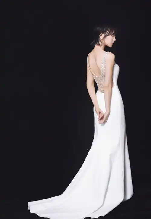 毛晓彤贴身格子长裙,五颜六色穿出少女感,甜美笑容极具感染力