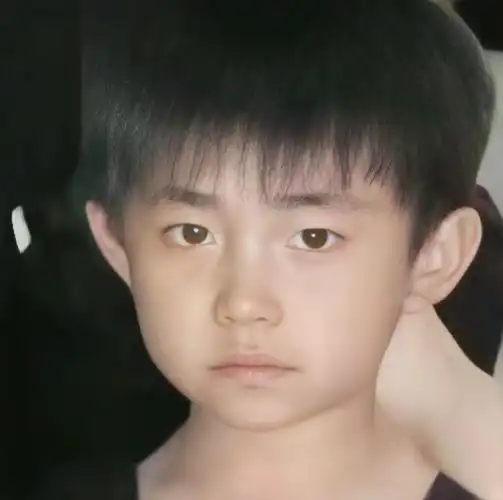 易烊千玺压腿旧照