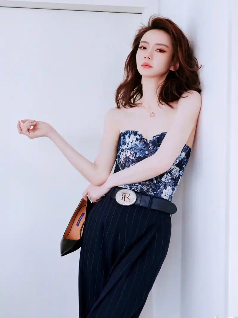 戚薇最近造型,时尚大气,优美典雅,这造型真的是太美了,真的好美!