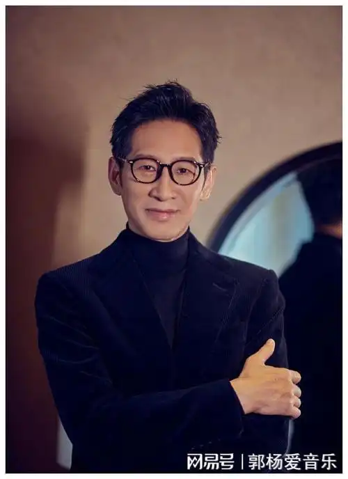 从默默无闻到"配角之王",王劲松的走红,揭开了娱乐圈的遮羞布