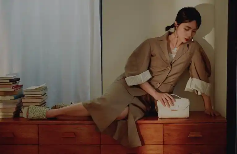 1/ 12 搜狐娱乐讯 9月17日,孙莉在社交平台更新三张休闲照,照片中她身