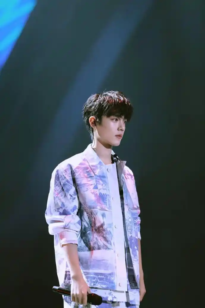 肖战《我们的歌》造型a爆了,扎高马尾穿皮夹克,又酷又帅更上头