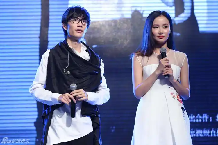 组图:许嵩新专《不如吃茶去》发布 黄龄助阵