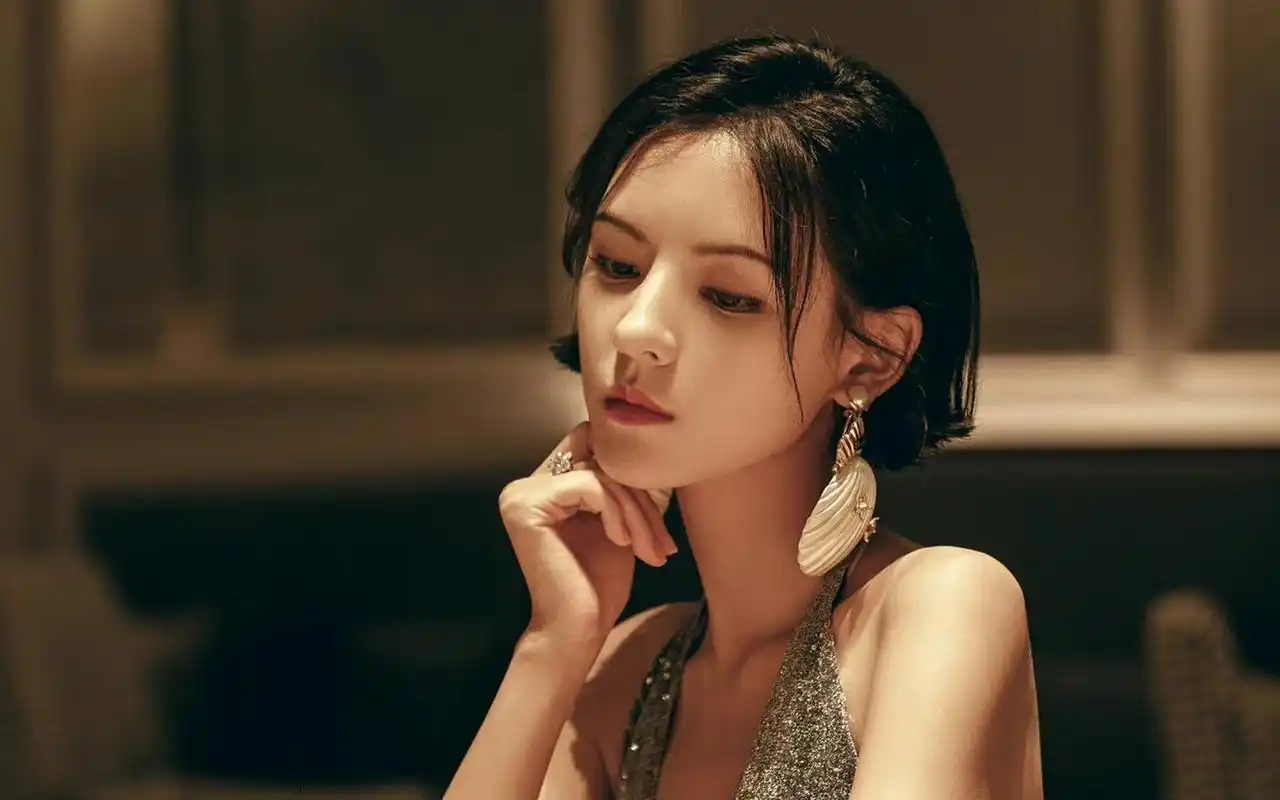 她的五官立体而精致,尤其是那完美的侧脸轮廓,简直像是艺术品一样