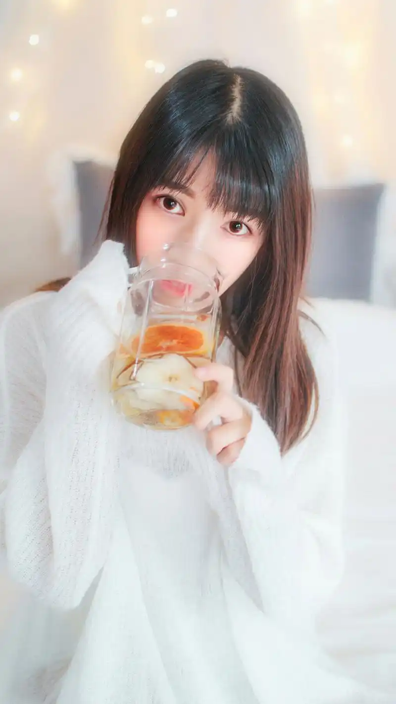 大眼睛氧气美女居家写真图片手机壁纸