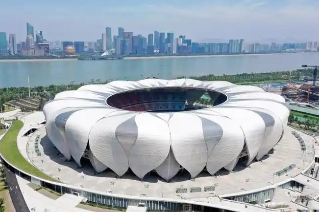 p>杭州奥体中心体育场,又称"大莲花",位于浙江省杭州市滨江区, a