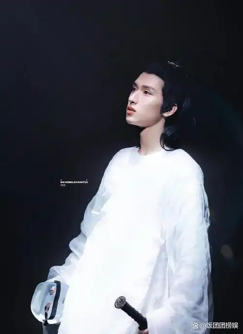 严浩翔期末汇演表演夜宴台上表演偷偷笑场被老师倒油