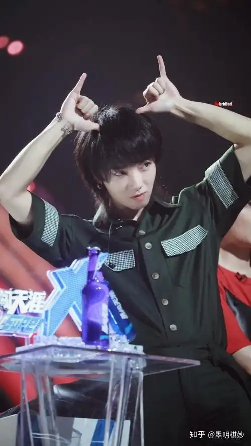 有哪些好看的华晨宇照片无水印的