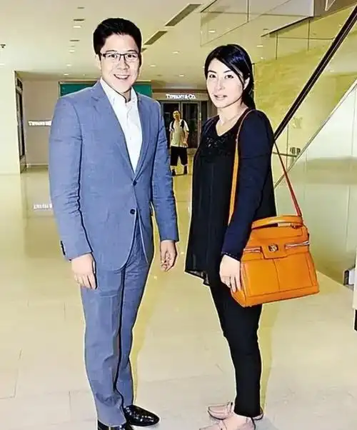 在这里也祝福霍启刚和郭晶晶这对神仙眷侣,愿他们的爱情长存,家庭幸福