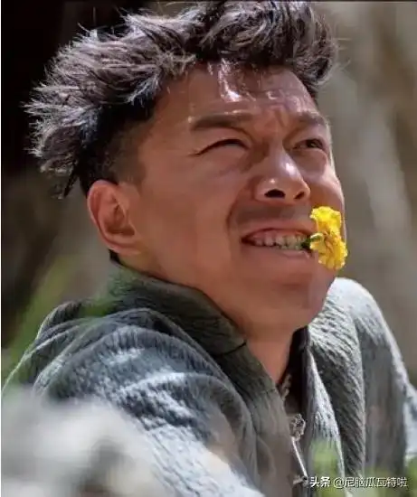 他饰演角色十分的接近农村的三无人员流浪汉.他没有规矩.