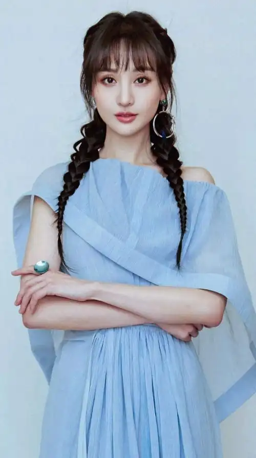 郑爽出席活动以一袭蓝色纱裙亮相,仙气十足,越来越会穿了!