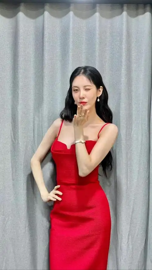 少女时代徐贤,诱人身材成熟魅力,低胸连衣裙,变身性感代名词_腾讯新闻