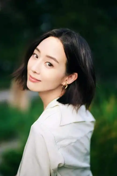 张钧甯也不好好穿衣,斜穿衬衫故意露肩带,阿姨的年纪女友的身材