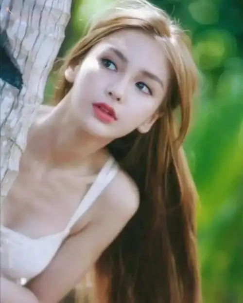 不禁让我想起年轻时的杨颖,那时候的杨颖很喜欢染发,金棕色的头发真