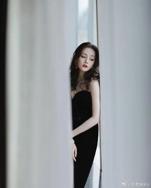 迪丽热巴#黑色抹胸礼服,性感热辣魅力十足!