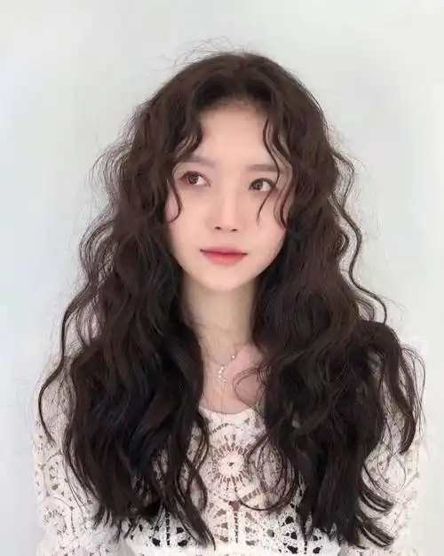 今年流行的芭比烫适合什么脸型和发质?