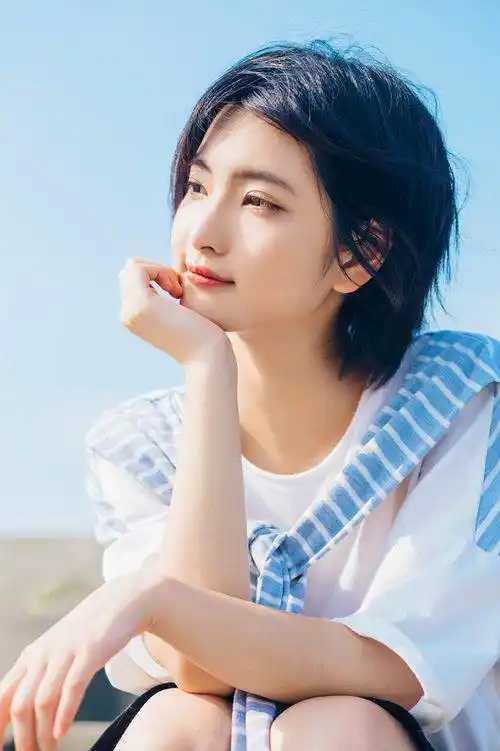 这种简约短发也超适合夏季选择,清爽更显清新文艺气息,看起来很有