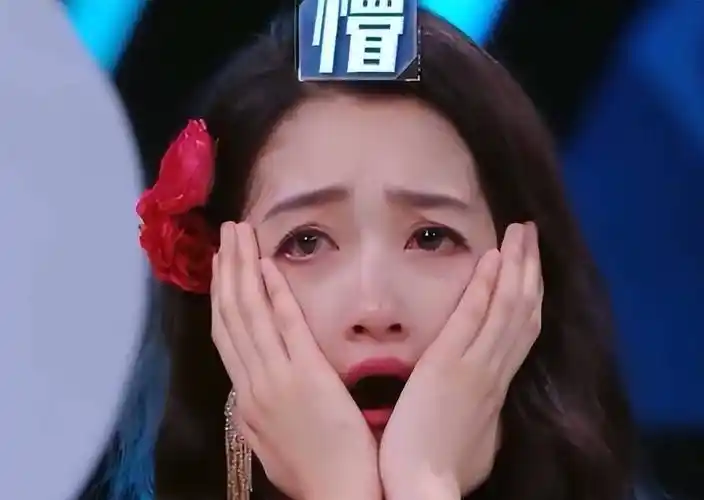 《王牌》关晓彤生日被全员整蛊惹哭,谁注意唐嫣反应?