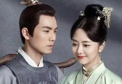 谭松韵庭审后现身妆容精致心事重重钟汉良小心翼翼不敢靠近