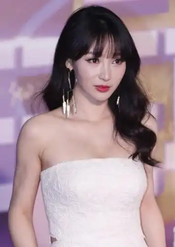 柳岩白裙低胸装现身:别人秀恩爱 我秀事业线!