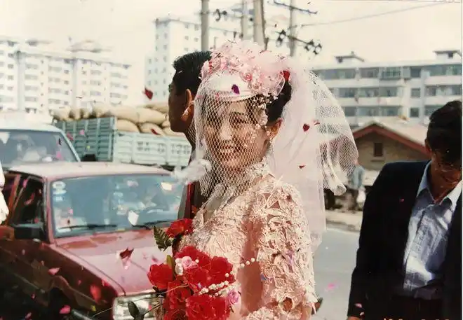 上个世纪八十年代,风靡一时的婚俗,第一位新娘神似演员郑爽_网易订阅