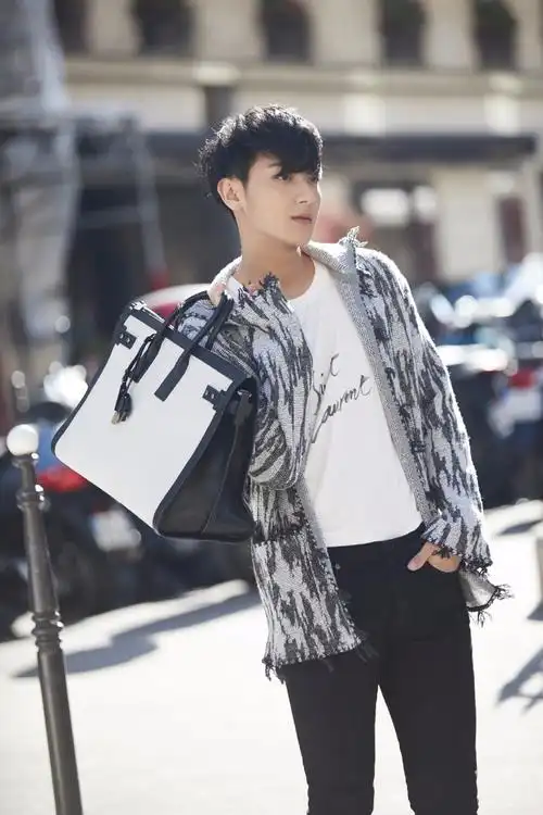 黄子韬机场扮酷被无视,网友:只想知道包包牌子,求同款