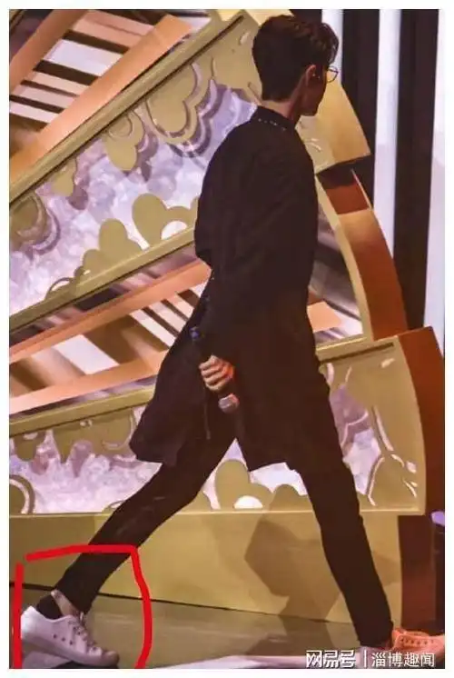 整个后脚跟都出来了,这也让粉丝们更加的好奇肖战的脚到底多大了