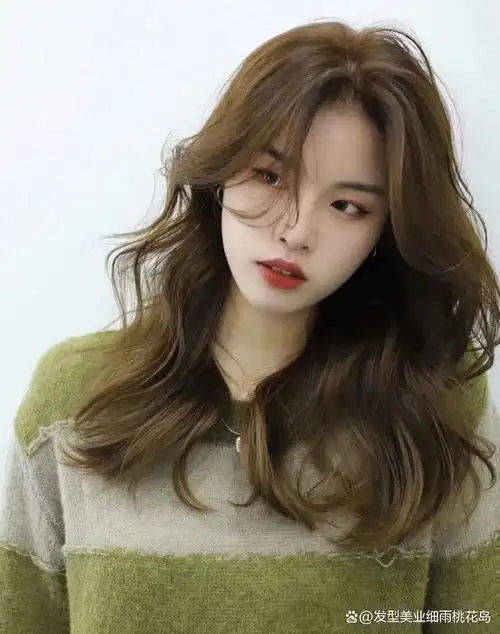长发女神必备发型之一,这种卷度比较大的烫发更适合头发长一些的女生